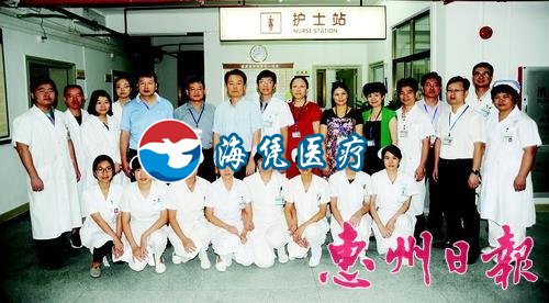 市中心人民医院院领导与康复医学专家团队合影。
